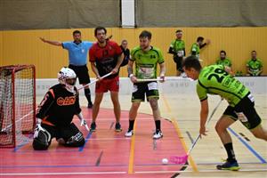 Po střele kopřivnického hráče na branku týmu TROOPERS rozhodčí upažil, míček totiž pouze orazítkoval brankovou konstrukci.
FOTO: KRISTINA ČABLOVÁ