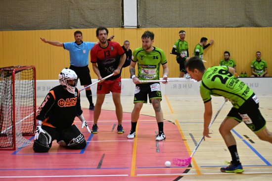 Po střele kopřivnického hráče na branku týmu TROOPERS rozhodčí upažil, míček totiž pouze orazítkoval brankovou konstrukci.
FOTO: KRISTINA ČABLOVÁ