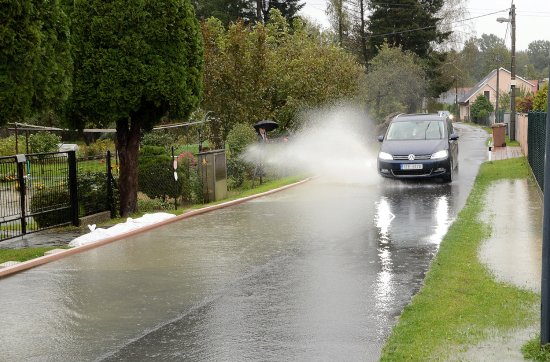 Domy obyvatel Lubiny v části zvané Holota ohrožovala především voda stékající ze sklizeného kukuřičného pole.
FOTO: DAVID MACHÁČEK