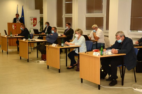 Ve zvláštním režimu proběhlo před týdnem 13. zasedání zastupitelstva města. Víc než třetina zastupitelů nebyla přítomna v sále, ale hlasovala na dálku prostřednictvím telekonference.
FOTO: DAVID MACHÁČEK