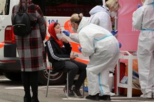 Zdravotníci z karvinské nemocnice během tří dnů fungování mobilního odběrového centra před zdejší radnicí obsloužili zhruba 250 lidí objednaných na testy zjišťující přítomnost covidu-19 v těle.
FOTO: DAVID MACHÁČEK