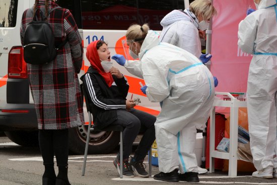 Zdravotníci z karvinské nemocnice během tří dnů fungování mobilního odběrového centra před zdejší radnicí obsloužili zhruba 250 lidí objednaných na testy zjišťující přítomnost covidu-19 v těle.
FOTO: DAVID MACHÁČEK