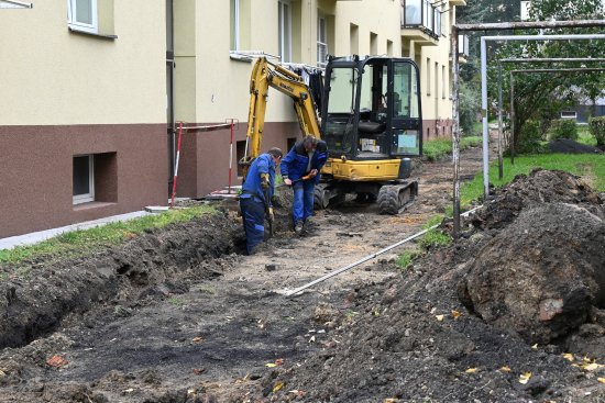 Pracovníci firmy Japstav Morava rekonstruují chodník za bytovým domem č. p. 874–6 na ulici Obránců míru. Nový chodník by měl být hotov do konce listopadu.
FOTO: DANA HOĎÁKOVÁ