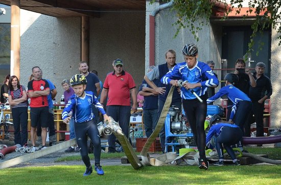 Při domácím závodě v rámci ligy Floriánek Cup “áčko” mladších žáků Mniší zvítězilo a “béčko” skončilo třetí, stejného umístění pak dosáhli starší žáci.
FOTO: SDH MNIŠÍ