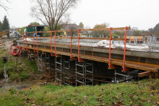 Špatné počasí i karanténa mezi pracovníky prováděcí firmy protáhne rekonstrukci mostu na ulici Severní zhruba o 14 dnů. Dokončena by měla být do konce listopadu.
FOTO: DAVID MACHÁČEK
