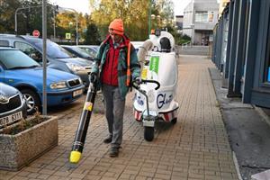 Teprve pár týdnů se v ulicích Kopřivnice objevuje nový úklidový stroj, který měl zrychlit i zdokonalit úklid frekventovaných lokalit v centru města.
FOTO: KRISTINA ČABLOVÁ
