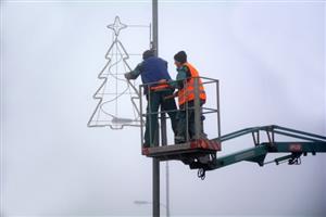 Slumeko začalo s instalací vánočního osvětlení nejen v ulicích města, ale i kolem komunikace I/58 v místní částí Lubina. Město nově pořídilo vánoční dekorace za 280 tisíc korun.
FOTO: DAVID MACHÁČEK