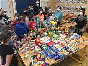 V říjnu proběhla ve zdejší ZŠ Floriána Bayera tradiční potravinová sbírka. Žáci, jejich rodiče a učitelé dali dohromady přes 90 kg trvanlivých potravin.
FOTO: ZŠ F. BAYERA