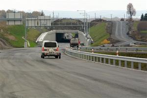 Obchvat Skotnice by měli stavbaři dokončit do Vánoc. Kdy po něm začnou jezdit řidiči, zatím Ředitelství silnic a dálnic není schopno odhadnout.
FOTO: DAVID MACHÁČEK