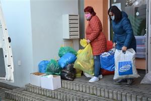 Ve škole v Lubině probíhala v rámci projektu Laskavec sbírka šatstva, hraček a dalších věcí, které přinesli i obyvatelé místní části.
FOTO: D. HOĎÁKOVÁ