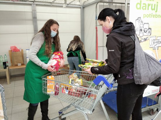 V supermarketu Tesco v sobotu věnovali nakupující téměř 700 kilogramů trvanlivých potravin, které frenštátská Charita postupně předá potřebným.
FOTO: DANA HOĎÁKOVÁ
