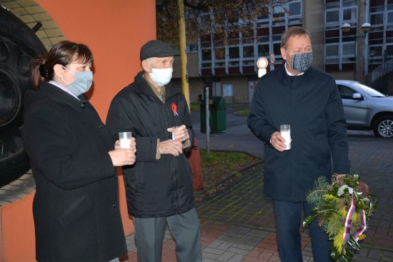 V předvečer státního svátku Dne boje za svobodu a demokracii proběhl krátký pietní akt u pamětních desek při vstupu do ZŠ dr. Milady Horákové.
FOTO: DANA HOĎÁKOVÁ