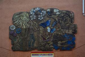 Současný stav keramického reliéfu na budově obchodního centra na ulici Štramberské.
FOTO: DAVID MACHÁČEK