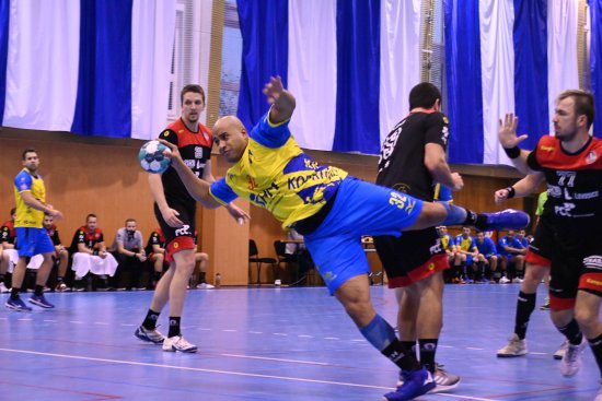 Portorického pivota Edwina Brita Beníteze (KH ISMM Kopřivnice) si lovosická obrana pohlídala, dokázal ji překonat pouze jednou.
FOTO: KRISTINA ČABLOVÁ