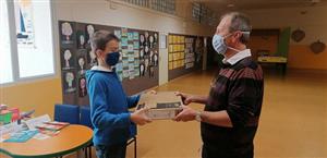 Ředitel ZŠ sv. Zdislavy předává jeden ze čtyř notebooků zapůjčených rotariány, které mají žákům usnadnit výuku. 
FOTO: D. MONSPORT