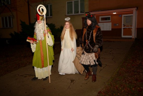 Hromadné akce letos mikulášské oslavy v Kopřivnici neprovázely. Na jednotlivé družiny svatého Mikuláše ale bylo možné minulou sobotu tu a tam v ulicích města narazit.
FOTO: DAVID MACHÁČEK