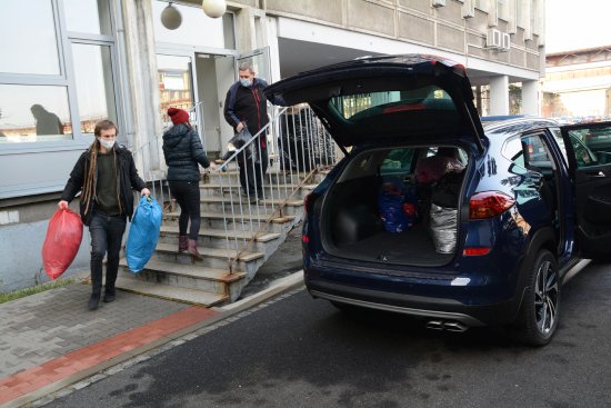 Dvě auta byla naplněna darovaným zimním ošacením a obuví, které pracovníci tří organizací předají potřebným. 
FOTO: DAVID MACHÁČEK