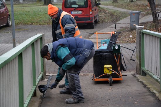 Pracovníci Slumeka opravovali pět lávek přes Kopřivničku, některé z nich vyžadovaly rozsáhlejší opravy.
FOTO: DANA HOĎÁKOVÁ