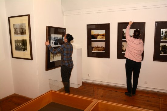 V závěru minulého týdne probíhala v Muzeu Fojtství instalace výstavy Zapomenutá Kopřivnice.
FOTO: DAVID MACHÁČEK