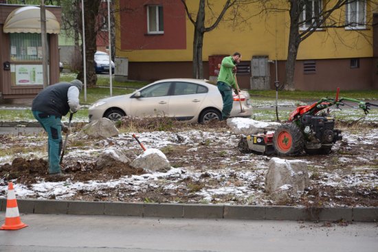 Úpravy okružní křižovatky ulic Záhumenní, Čs. armády a Obránců míru začaly v prosinci a dokončeny budou až na jaře.
FOTO: DAVID MACHÁČEK