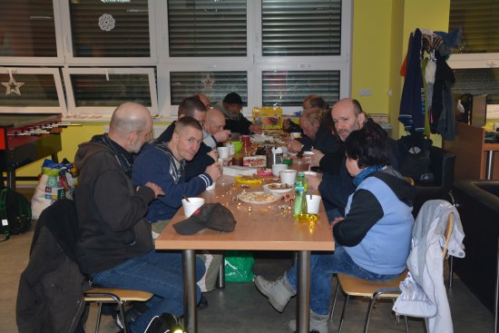 Armáda spásy připravila na Štědrý den v prostorách Klubu Kamarád oběd pro lidi bez přístřeší a založila tak novodobou tradici.
FOTO: DANA HOĎÁKOVÁ