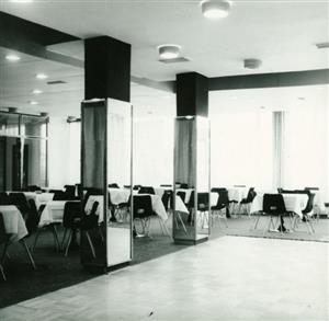 Původní podoba interiéru kavárny na ulici Školní tak, jak ji navrhl architekt Miroslav Čtvrtník.
FOTO: PODNIKOVÝ ARCHIV TATRA KOPŘIVNICE