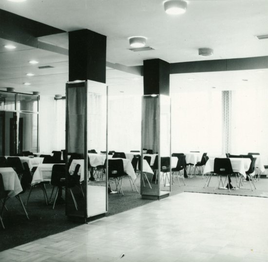 Původní podoba interiéru kavárny na ulici Školní tak, jak ji navrhl architekt Miroslav Čtvrtník.
FOTO: PODNIKOVÝ ARCHIV TATRA KOPŘIVNICE