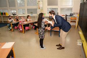 Žáci I. A na ZŠ Alšova si před týdnem převzali svá první vysvědčení. Většina starších školáků si na papírový výpis ještě počká.
FOTO: D. MACHÁČEK