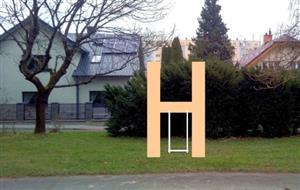 Jednoduchá vizualizace umístění dřevěného artefaktu ve tvaru písmene H v prostoru parku mezi ulicemi Sadová a Pionýrská.
REPRO: MĚSTO KOPŘIVNICE