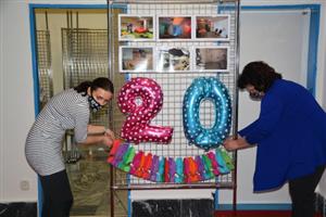 Kromě výstavy o hnutí Mary‘s Meals je ve vestibulu radnice nainstalována také expozice připomínající 20 let fungování Denního stacionáře Kopretina.
FOTO: DANA HOĎÁKOVÁ