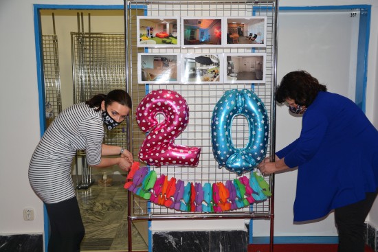 Kromě výstavy o hnutí Mary‘s Meals je ve vestibulu radnice nainstalována také expozice připomínající 20 let fungování Denního stacionáře Kopretina.
FOTO: DANA HOĎÁKOVÁ
