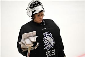 Kopřivnický odchovanec Darek Bartošák se před vánočními svátky zúčastnil soustředění českého výběru hokejistů do 18 let ve Vyškově.
FOTO: MARTIN VOLTR