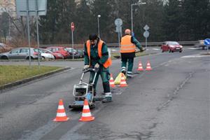 Výkyvy počasí způsobily velké množství výtluků na silnicích. Opravy se však mohou provádět jen v plusových teplotách.
FOTO: D. MACHÁČEK