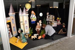 Od 5. února je ve vchodu do kulturního domu k vidění první okénková výstava. Ta představuje loutky, které využívaly soubory Schůdky i Rolnička. Expozice se bude pravidelně obměňovat. 
FOTO: DAVID MACHÁČEK