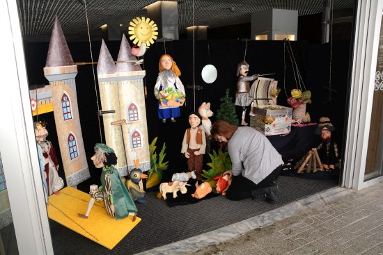 Od 5. února je ve vchodu do kulturního domu k vidění první okénková výstava. Ta představuje loutky, které využívaly soubory Schůdky i Rolnička. Expozice se bude pravidelně obměňovat. 
FOTO: DAVID MACHÁČEK