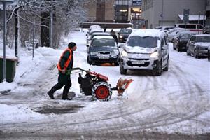 Zimní údržbu v ulicích Kopřivnice Slumeku komplikuje nejen nemocnost či karanténa části jeho zaměstnanců, ale často i nevhodně zaparkovaná vozidla.
FOTO: DANA HOĎÁKOVÁ