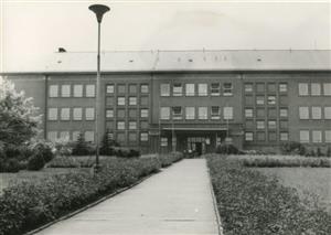 Interiéry dnešní školy Emila Zátopka zdobily sádrové plastiky dívky s knihou a hutníka ostravského sochaře Jiřího Myszaka.
FOTO: Archiv Lašského muzea v Kopřivnici