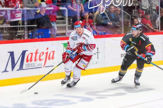 Kopřivnický odchovanec David Kofroň (vlevo) svou pílí a odhodláním překonal zdravotní problémy a nyní působí v extraligovém Třinci.
FOTO: HC OCELÁŘI/LUKÁŠ FILIPEC