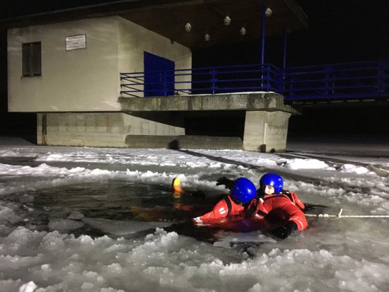 Mrazivé počasí využila jednotka místních dobrovolných hasičů k nácviku vyprošťování osob z ledu.
FOTO: JSDH KOPŘIVNICE