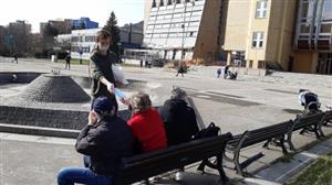 V minulém týdnu pracovníci Armády spásy rozdávali potřebným zdravotnické roušky, které obdrželi z potravinové banky.
FOTO: DANUŠE TESARCZYKOVÁ