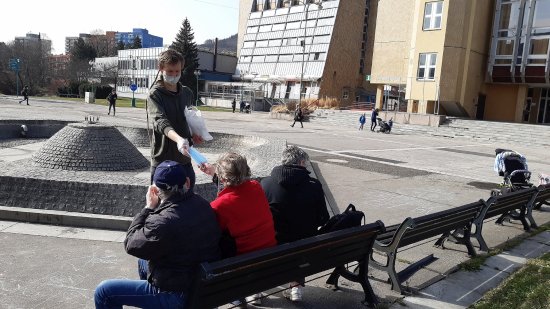 V minulém týdnu pracovníci Armády spásy rozdávali potřebným zdravotnické roušky, které obdrželi z potravinové banky.
FOTO: DANUŠE TESARCZYKOVÁ