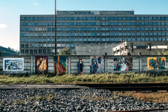 Hana P. Minehava se svými velkoformátovými plátny v exteriéru Kopřivnice. Až se zlepší počasí a koronavirová situace, plánuje další výstavu v plenéru.
FOTO: MARI VESE