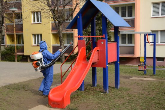 Dětská hřiště v Kopřivnici prošla v minulém týdnu dezinfekcí a poté zůstala navzdory doporučení vlády otevřená. K dispozici nejsou pouze oplocená hřiště u škol a sportovišť.
FOTO: DAVID MACHÁČEK