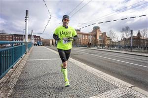 David Hanke (Pomalé šípy Kopřivnice) zvítězil v Hradci Králové v kategorii muži 50 let a starší jak na osmikilometrové, tak i na poloviční trati.
FOTO: ONDŘEJ LITTERA