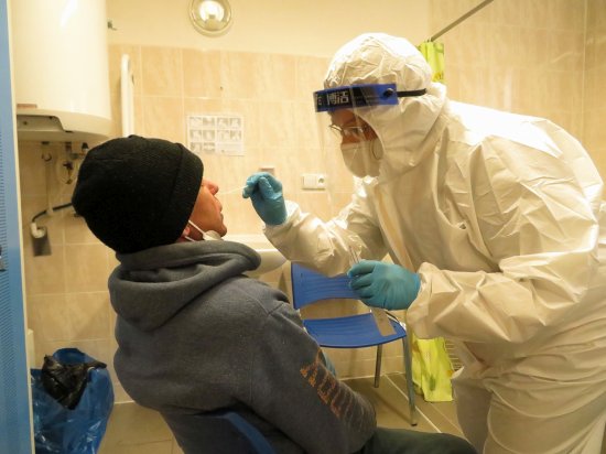 Testování v centru Racek prováděla zkušená zdravotní sestra. V budoucnu chce sociální služba k zjišťování, zda se její klienti nenakazili covidem, využívat samotesty.
FOTO: MICHAL RAŠKA