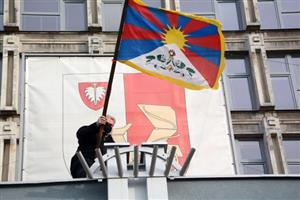 Ani letos Kopřivnice nepřerušila dlouholetou tradici a symbolicky se připojila ke kampani Vlajka pro Tibet. Na budově radnice zavlála 10. března.
FOTO: DAVID MACHÁČEK