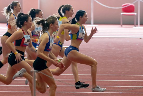 Kopřivnická atletka Adéla Tkáčová (úplně vpředu) skončila na mistrovství ČR dorostu v běhu na 60 m těsně za medailovými pozicemi.
FOTO: MARTIN FIALA