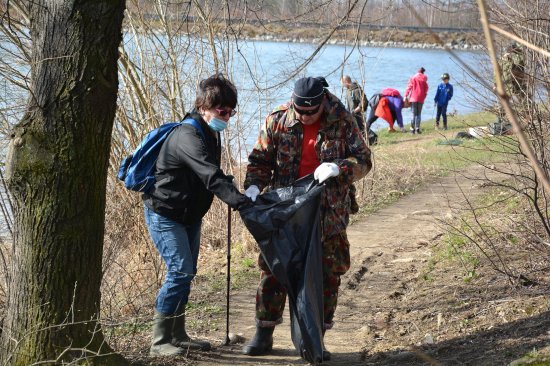 Zhruba pět desítek lidí se v rámci dobrovolnické akce Ukliďme Česko minulou sobotu zapojilo do úklidu v okolí větřkovické přehrady.
FOTO: DANA HOĎÁKOVÁ
