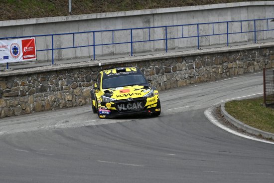 Příborský Martin Vlček nabral ztrátu hned v první rychlostní zkoušce, ve třetí jej postihl defekt, a v konečné klasifikaci obsadil čtrnáctou příčku.
FOTO: KRISTINA ČABLOVÁ