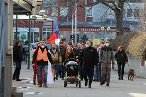 Zhruba čtyři desítky lidí v sobotu vyjádřily svůj nesouhlas s vládními protiepidemickými opatřeními. Jejich průvod prošel městem od ZŠ 17. listopadu na náměstí TGM.
FOTO: DAVID MACHÁČEK